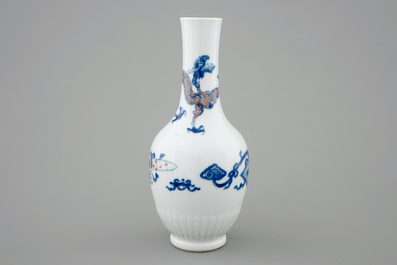 Een Chinese blauw-witte en onderglazuur rood vaas met een draak, Kangxi