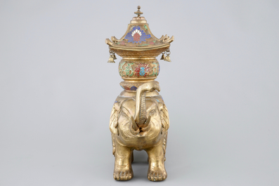 Een grote Chinese cloisonne wierookbrander in de vorm van een olifant, 19/20e eeuw