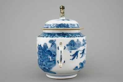 Een Chinese blauw-witte en vergulde suikerpot met deksel, Qianlong