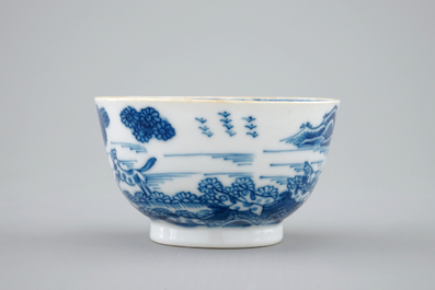A Chinese blue and white cup and saucer with dogs, Qianlong, 18th C.