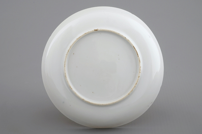 Une tasse et soucoupe en porcelaine de Chine surd&eacute;cor&eacute;es aux Pays-Bas, 18&egrave;me