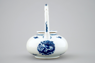 Een Chinese blauw-witte theepot met decor van draken, Kangxi