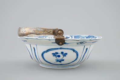 Een Chinese blauw-witte klapmuts kom met een salamander en zilveren hengsel, Wanli, 1573-1619