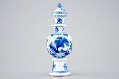 Een zeldzaam Chinees blauw-wit dekselvaasje, Kangxi