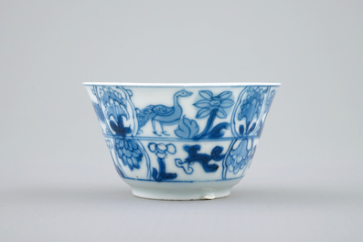 Een Chinese blauw-witte kop en schotel, Kangxi