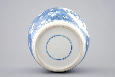 Un pot &agrave; gingembre en porcelaine de Chine bleu et blanc, Kangxi