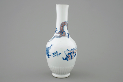 Un vase en porcelaine de Chine bleu, blanc et rouge &agrave; d&eacute;cor d'un dragon, Kangxi