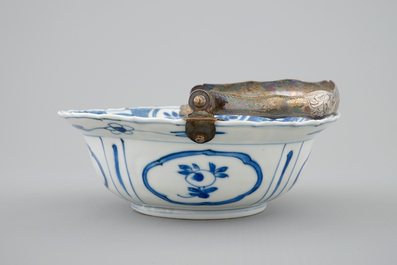 A Chinese blue and white silver-handled Kraak porcelain klapmuts bowl with a salamander, Wanli, 1573-1619