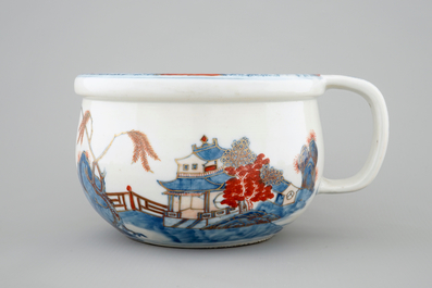 A Chinese Imari style chamber pot, Qianlong, 18th C.