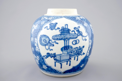 Un pot &agrave; gingembre en porcelaine de Chine bleu et blanc, Kangxi