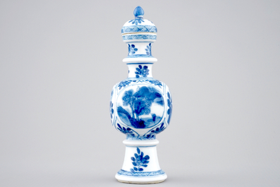 Un vase et son couvercle en porcelaine de Chine bleu et blanc, Kangxi