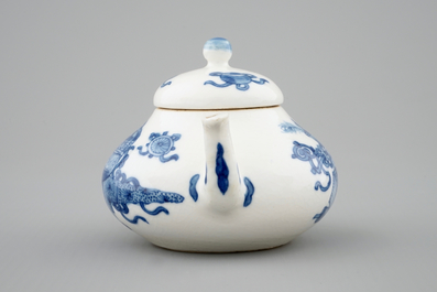 Een blauw-wit Chinees soft paste miniatuur theepotje, Kangxi