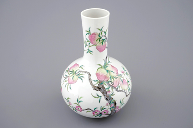 A Chinese tianqiuping bottle vase with 9-peaches design, 19/20th C.1