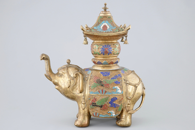 Een grote Chinese cloisonne wierookbrander in de vorm van een olifant, 19/20e eeuw