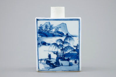 Een blauw-witte Chinese theebus met fijne landschappen, Kangxi