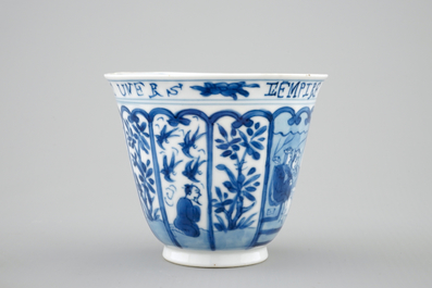 Een zeldzame Chinese blauw-witte kop en schotel met Franse tekst, Kangxi