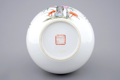 A Chinese tianqiuping bottle vase with 9-peaches design, 19/20th C.1