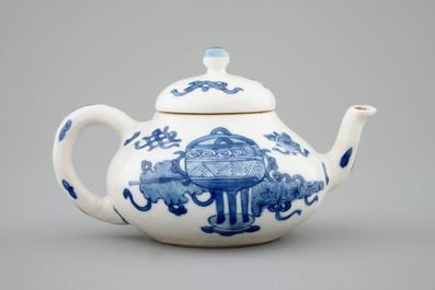 Une th&eacute;i&egrave;re miniature chinoise en porcelaine tendre bleu et blanc, Kangxi