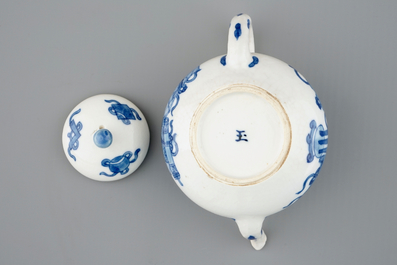Een blauw-wit Chinees soft paste miniatuur theepotje, Kangxi