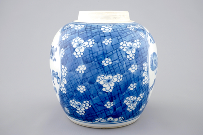 Un pot &agrave; gingembre en porcelaine de Chine bleu et blanc, Kangxi
