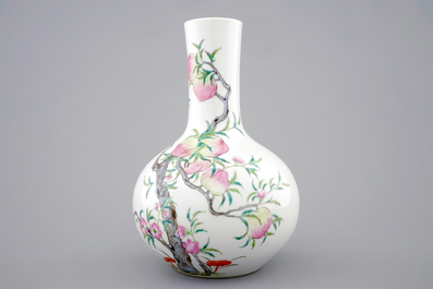 Een Chinese flesvormig famille rose vaas met 9 perziken decor, 19/20e eeuw