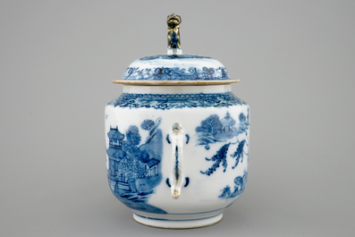 Een Chinese blauw-witte en vergulde suikerpot met deksel, Qianlong
