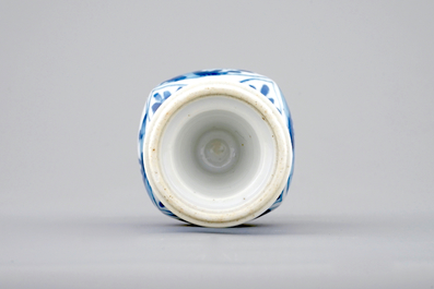 Een zeldzaam Chinees blauw-wit dekselvaasje, Kangxi