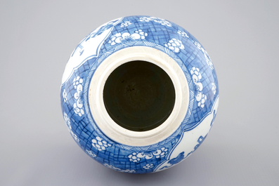 Een Chinese blauw-witte gemberpot met decor van kostbaarheden, Kangxi