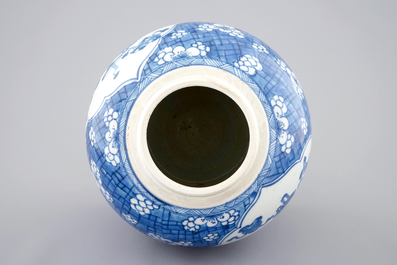 Un pot &agrave; gingembre en porcelaine de Chine bleu et blanc, Kangxi