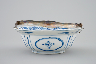 A Chinese blue and white silver-handled Kraak porcelain klapmuts bowl with a salamander, Wanli, 1573-1619