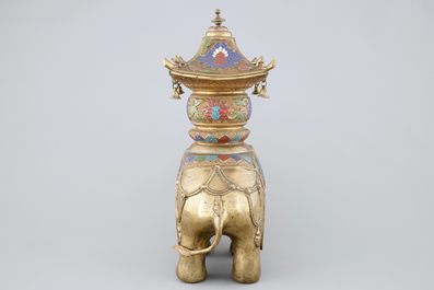 Een grote Chinese cloisonne wierookbrander in de vorm van een olifant, 19/20e eeuw