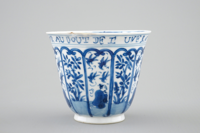 Een zeldzame Chinese blauw-witte kop en schotel met Franse tekst, Kangxi