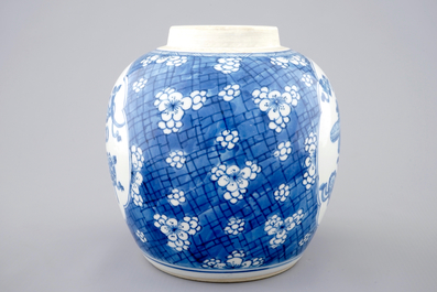 Een Chinese blauw-witte gemberpot met decor van kostbaarheden, Kangxi