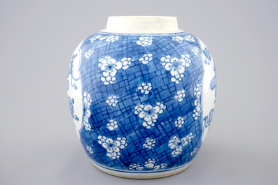Un pot &agrave; gingembre en porcelaine de Chine bleu et blanc, Kangxi