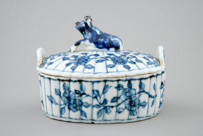 A Chinese blue and white butter tub after a Dutch Delft example, Qianlong, 18th C.