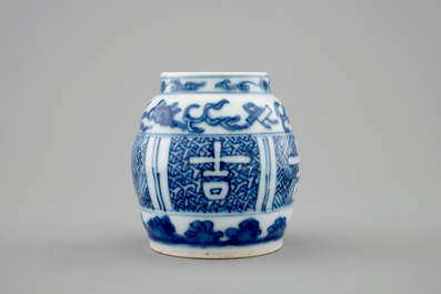 Un petit vase en porcelaine de Chine bleu et blanc aux symboles de bonheur, Wanli, 1573-1619