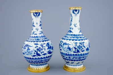 Een paar Chinese blauw-witte kannen met verguld bronzen montuur, Transitie periode, 1620-1683