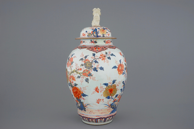 A large Chinese Imari style vase and cover, 17/18th C.