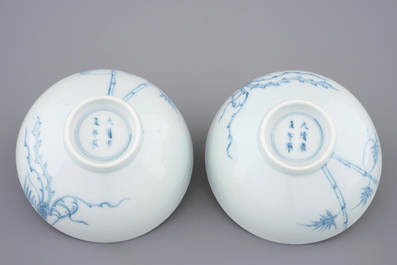 Une paire de bols au ph&eacute;nix en porcelaine de Chine bleu et blanc, marque et prob. &eacute;poque de Yongzheng