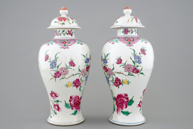 Deux vases couverts en porcelaine de Chine famille rose, 18/19&egrave;me
