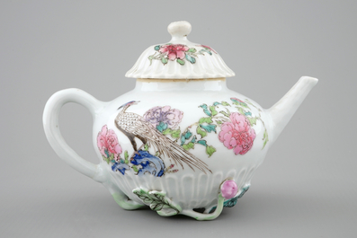 Een fijne Chinese famille rose theepot met reli&euml;fdecor, Yongzheng, 1723-1735