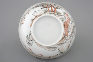 Un bol en porcelaine de Chine grisaille et dor&eacute; &agrave; d&eacute;cor d'un paysage, Yongzheng, 1723-1735