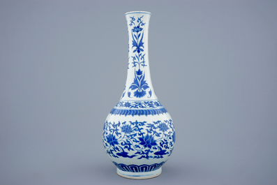 Un vase en porcelaine de Chine bleu et blanc de forme bouteille aux fleurs de lotus, &eacute;poque Transition, 1620-1683