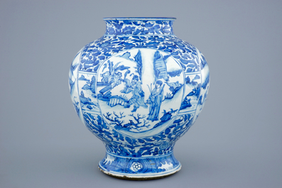 Afdeling Ontwaken Onderdrukken Een grote Chinese blauw-witte balustervormige vaas met figuratief decor,  Ming Dynastie - Rob Michiels Auctions