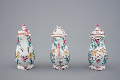 A set of 3 Chinese floral famille rose jugs on stand, Yongzheng, 1723-1735