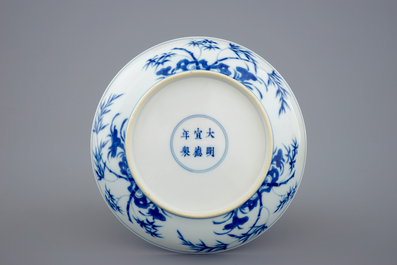 Een Chinees blauw-wit bord met figuren in een tuin, Xuande merk, Yongzheng, 1723-1735