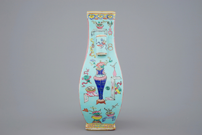 Un vase de forme fang hu en porcelaine de Chine famille rose, 19&egrave;me