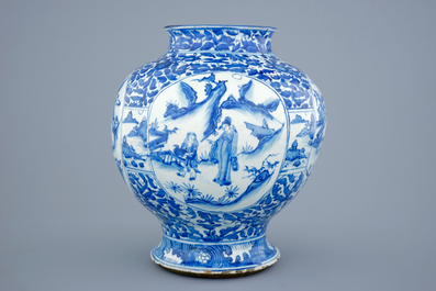 Een grote Chinese blauw-witte balustervormige vaas met figuratief decor, Ming Dynastie