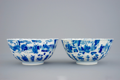 Une paire de bols en porcelaine de Chine bleu et blanc moul&eacute;s en forme de lotus, Kangxi