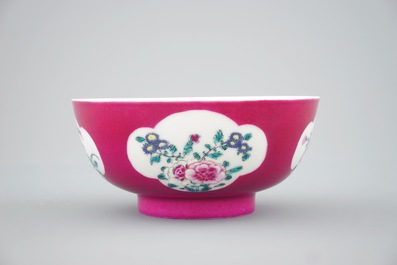 A Chinese ruby ground bowl with floral reserves in Yongzheng style, 18/19th C.